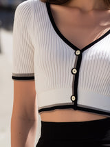 Cardigan Corto in Maglia a Costine Bianca con Bordo a Contrasto